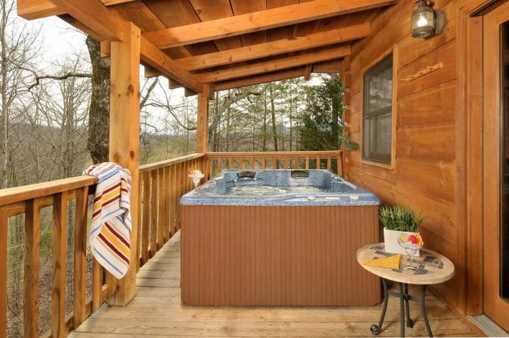 1 bedroom cabin with hot tub