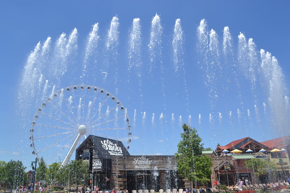 show fountain at the island in pigeon forge