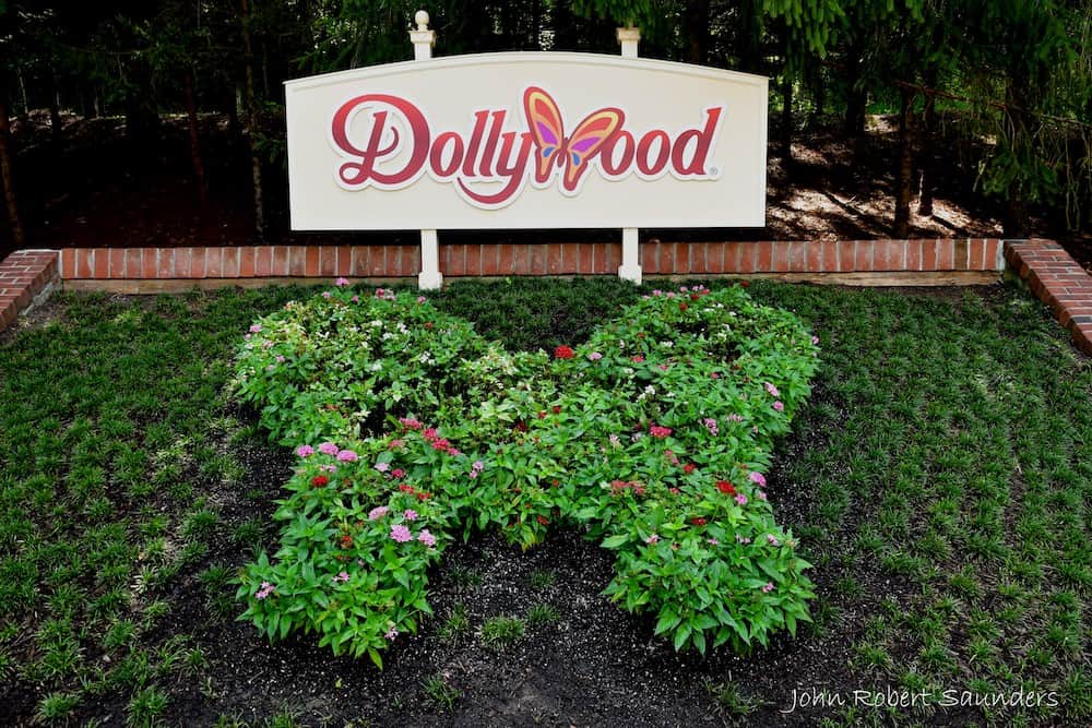 Dollywood sign in summer