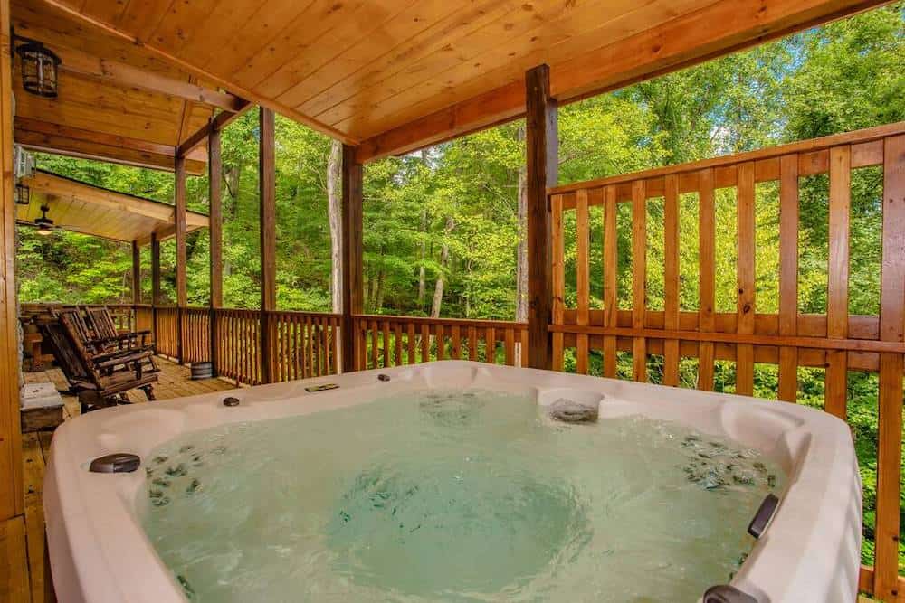 Smoky Mountain cabin with a hot tub